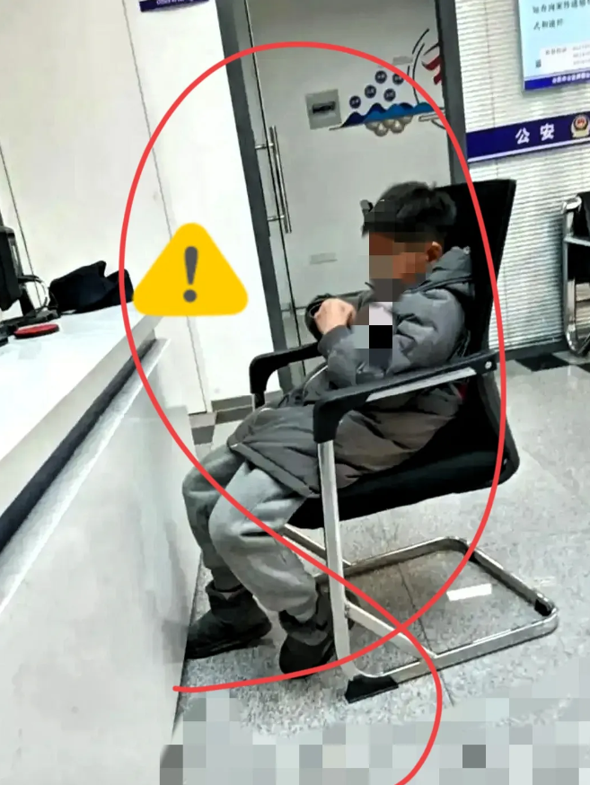 这事儿看得我心揪得慌！六岁娃走丢了找警察，报了妈妈手机号，结果民警打了22个全被