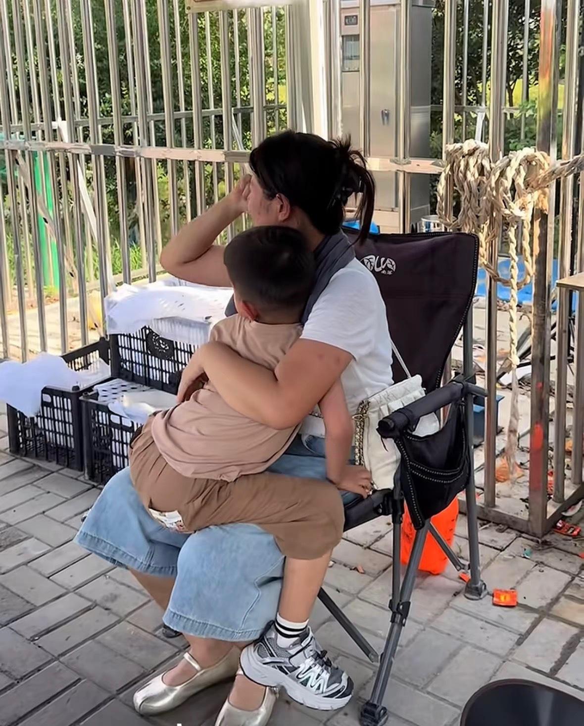 这是最好的后妈了吧！后妈带着继子在街上逛街，看到继子的亲妈在大街上摆摊卖水果，