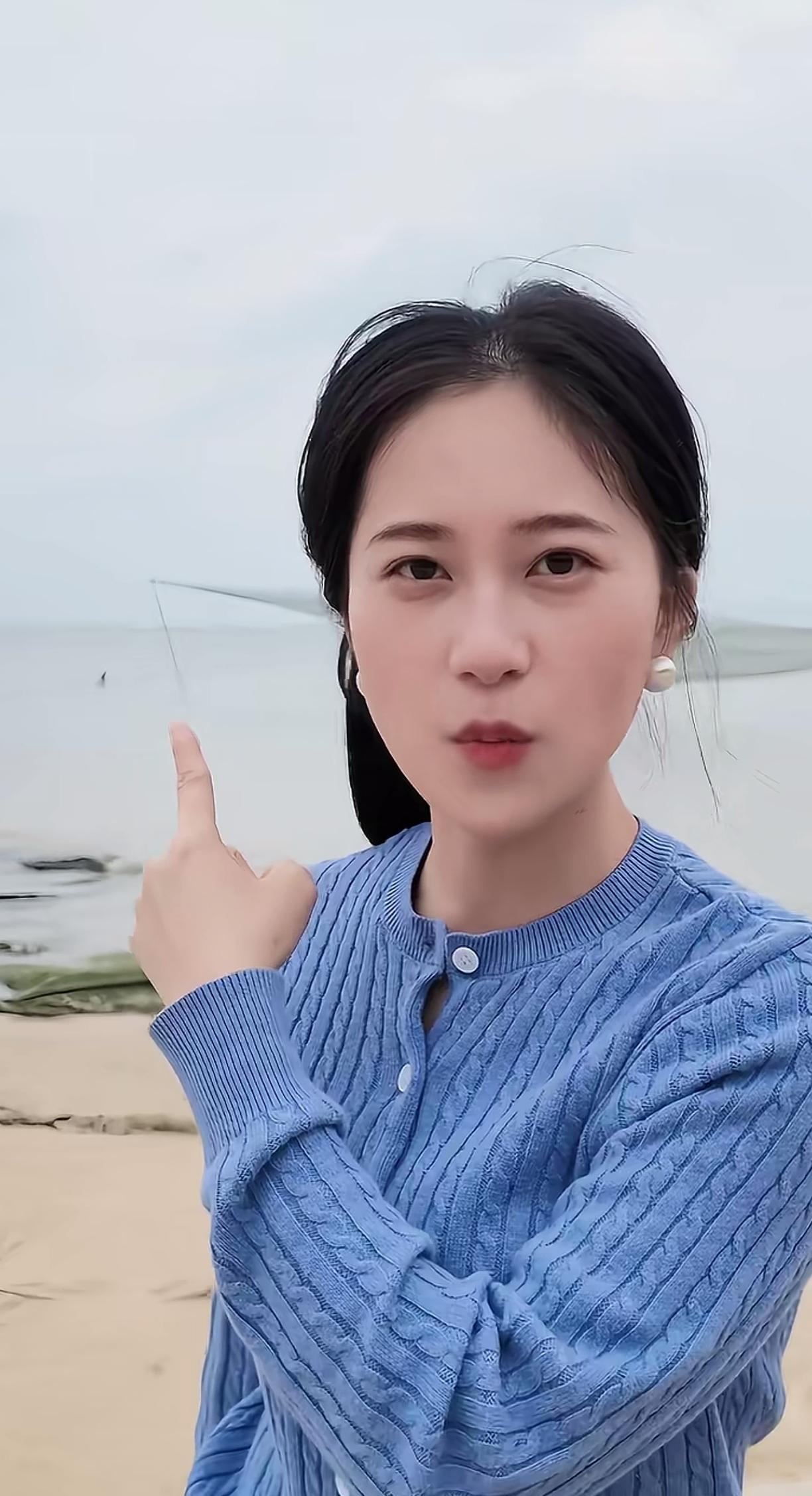 三十岁的女孩在海边游玩。