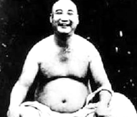 1954年，一位台湾高僧突发脑溢血圆寂，弟子们未按惯例火化，而是将其法体安放在密