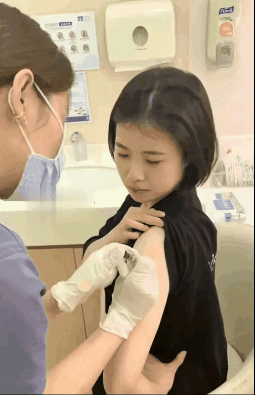 扎个针这是啥表情啊，是不是都怕扎针啊！