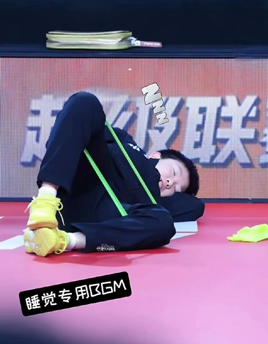 看到这个睡觉姿势，我都笑翻了，太可爱了。莎莎真是一个单纯的孩子，训练中都能睡着