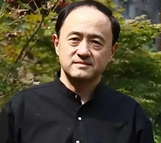 杨新鸣，西安钟表厂工人出身，45岁才靠《无人区》杀猪匠翻身。为演屠夫，我
