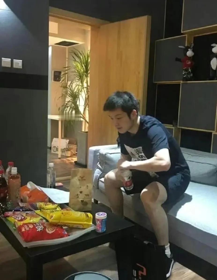 家人们瞅着没！小胖（樊振东）这状态太有意思啦～桌上饮料、零食堆得满满当当，他正专