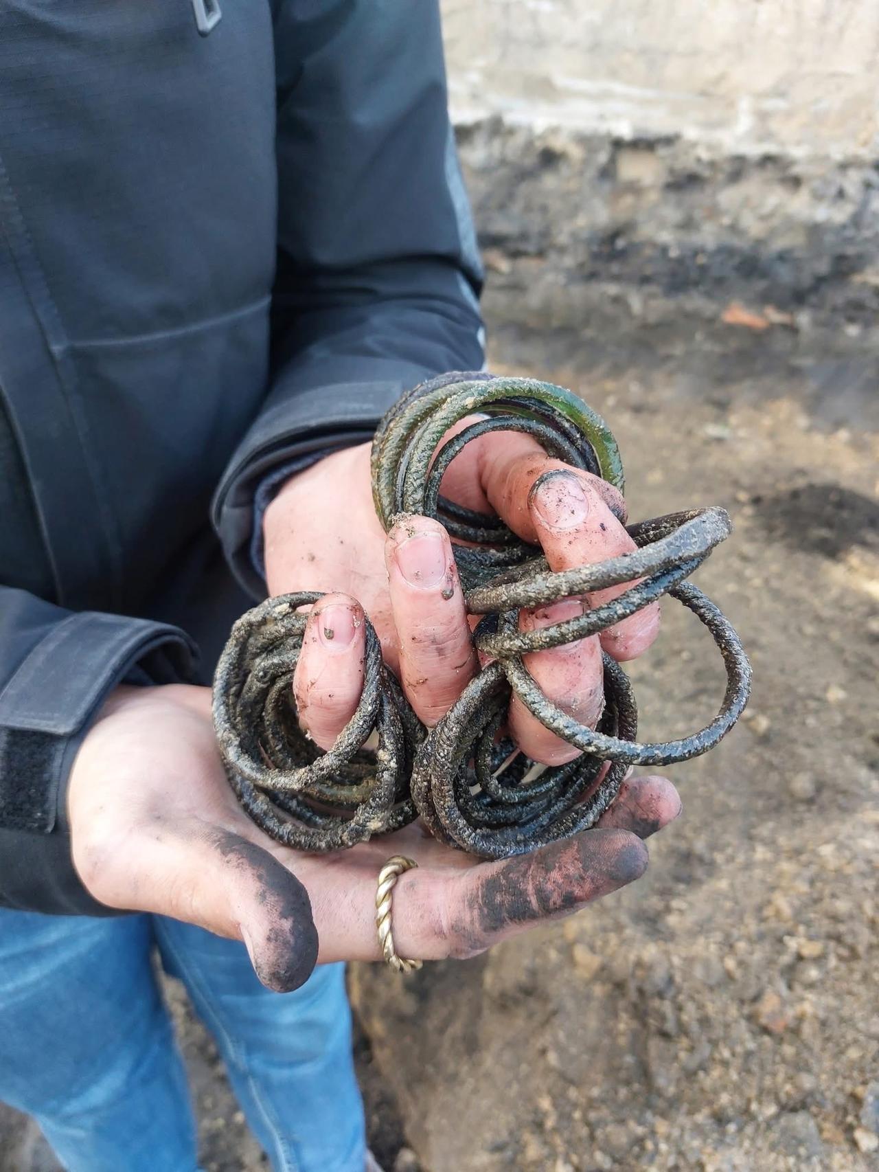 沃伦考古队2025年在乌克兰弗拉基米尔的发现：一批保存完好的573个玻璃手镯，是