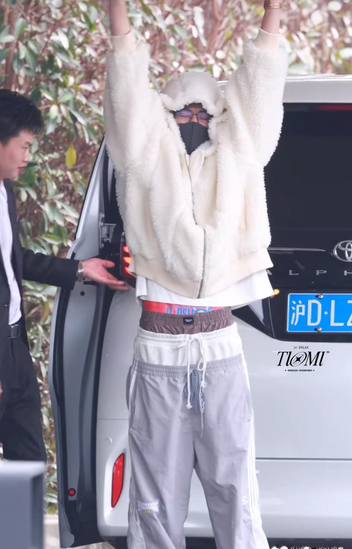 王鹤棣穿四条裤子上热搜？别笑，人家在拍戏。不是耍酷，是角色带的。将门小子，