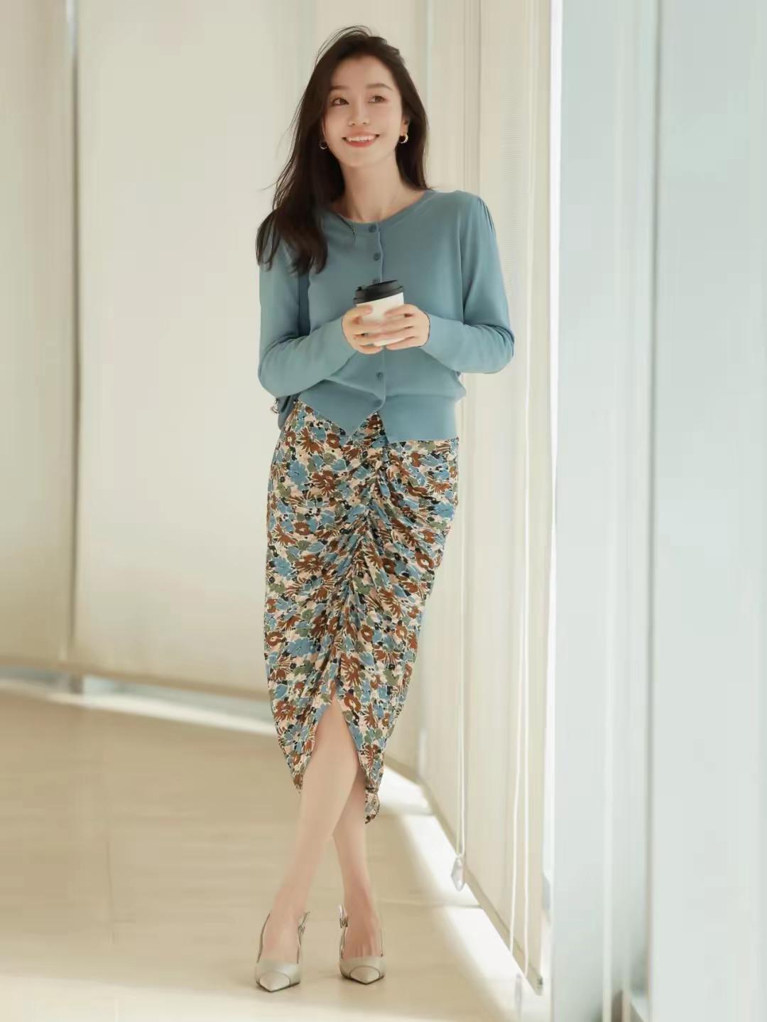 🌿场景穿搭解析：温柔知性风碎花裙穿搭这套穿搭非常适合通勤上班、咖啡馆探店、