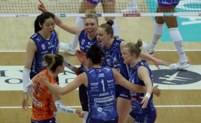 女排决赛第四场科内胜米兰卫冕成功？意甲女排决赛在科内上一场被对手米兰扳回一场2：