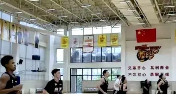 广东队今日备战训练，明天出征山东！昨天恢复训练后，广东队今天继续在南城训练馆