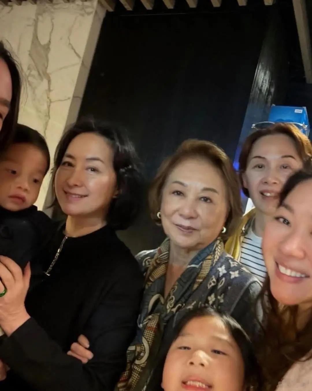 何超琼到干女儿家里庆祝母亲节，她穿着一条黑色连衣裙，身材丰腴，皮肤紧致光滑，皮肤