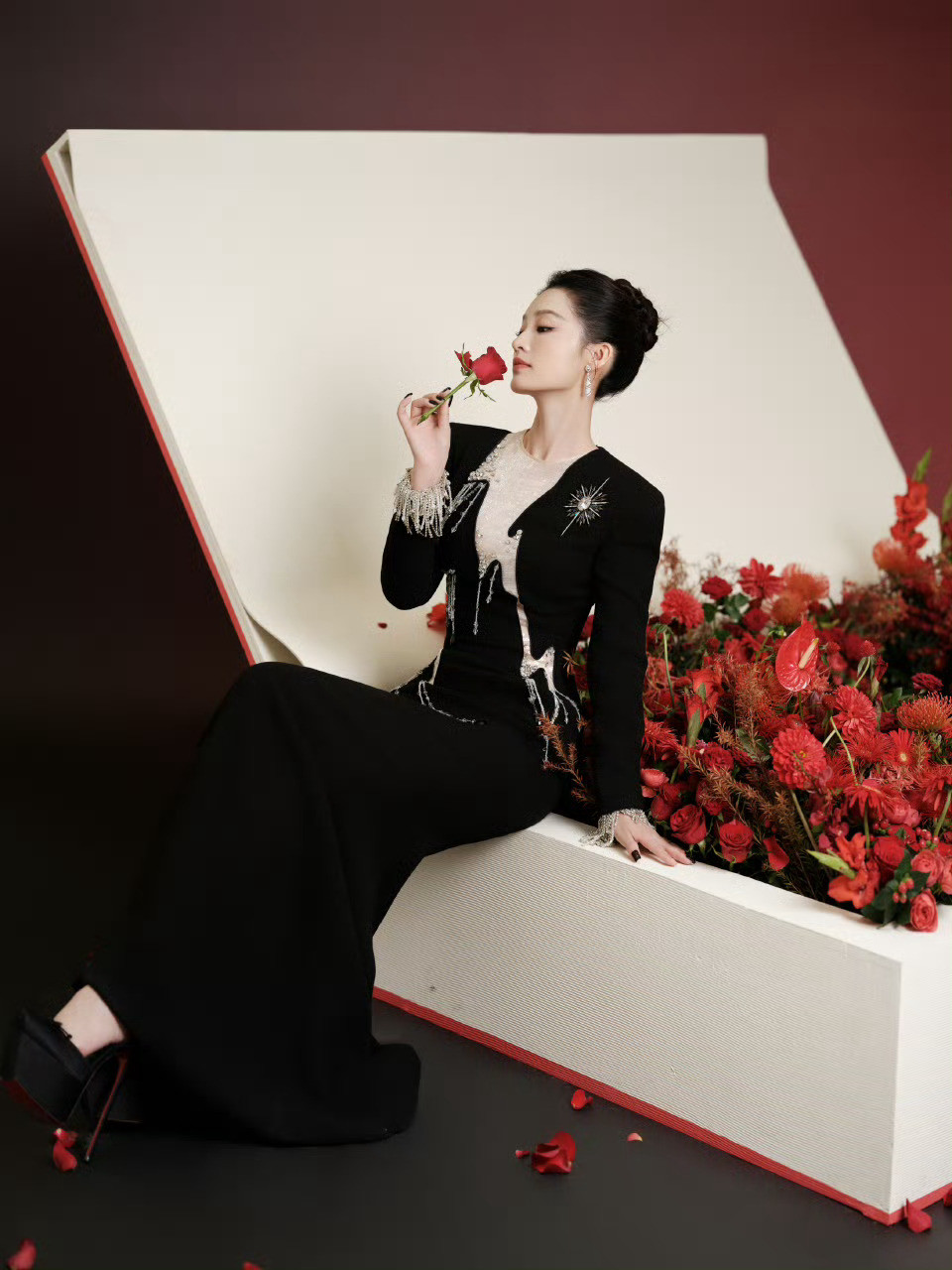 李沁工作室选的裙子不知道是谁决定的造型，审美土到令人绝望，特别像微商主播喜欢走