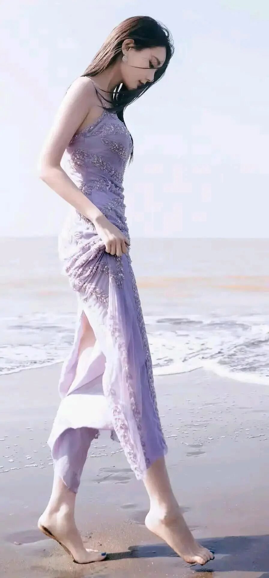 李一桐的“妈咪级美貌”太绝了！是那种温柔又带精致感的韵味，眉眼间藏着温润柔光，肌