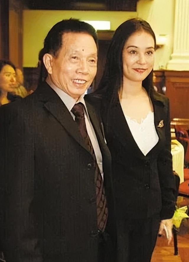 2001年某个深夜，香港著名武术指导刘家良因思妻心切，悄悄提前回家，原本只想给妻