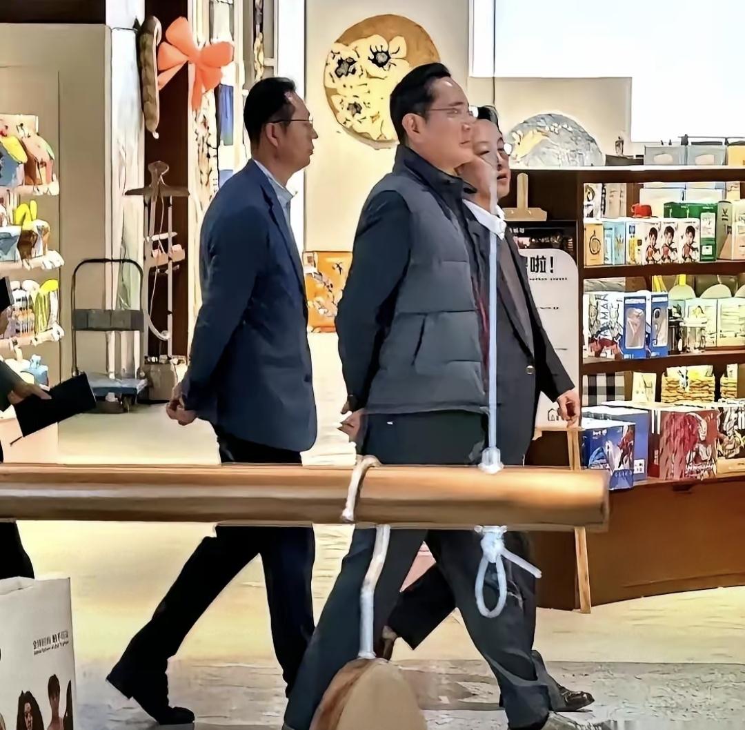 2026年1月5日那天，三星会长李在镕在北京双井的京东MALL被网友拍到了。他穿