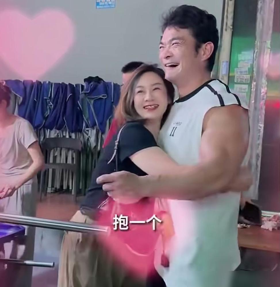 邵阳女孩刘青云，她是李维刚的铁粉，刘青云第一次见到李维刚时，就主动抱着李维刚不放