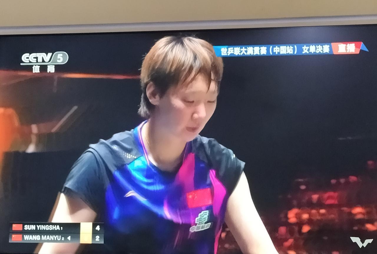 孙颖莎的粉丝真多！全场呼喊，孙颖莎！赢球后，更是一波尖叫！挥舞道具。输球，就是一