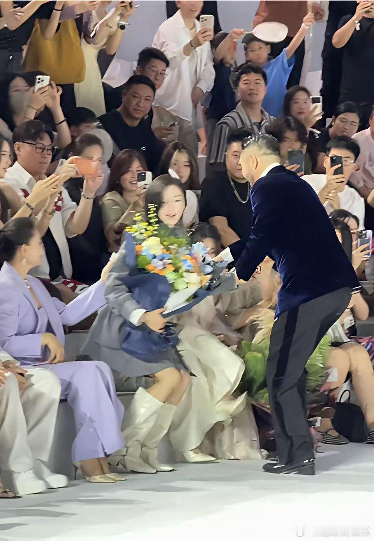 设计师冲着杨颖去的，孙茜自作多情伸出手想跟人家打招呼