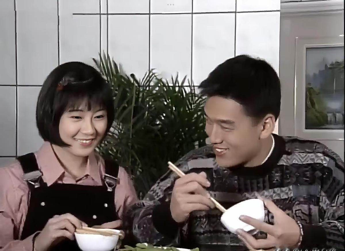 有人早早就说王耀庆年轻时长得像郭麒麟，当时大家当个乐子看，谁也没当真。结果去年