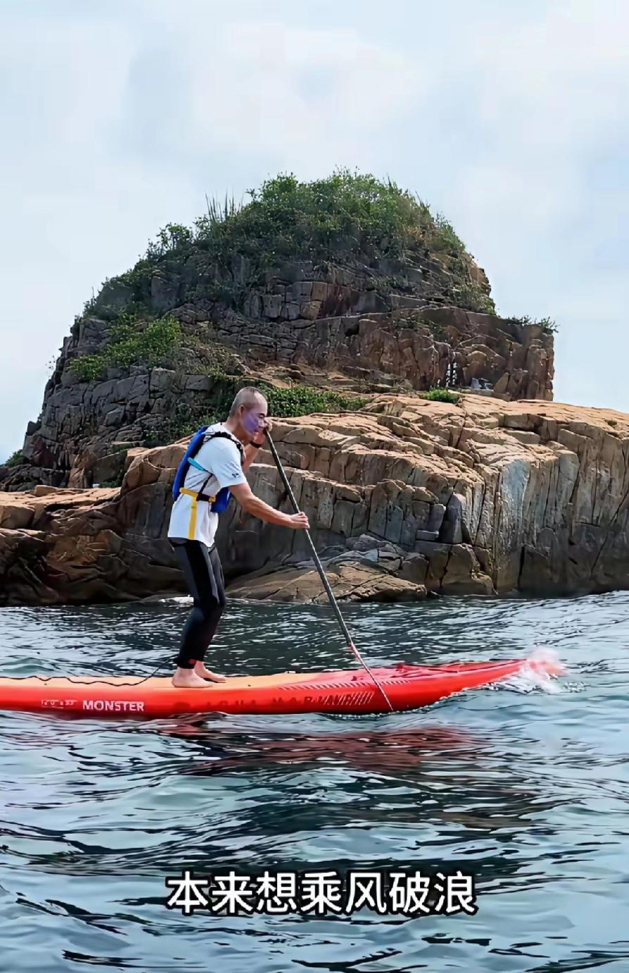 75岁王石在深圳某海边玩帆板，本想乘风破浪，结果一个失误直接扎进海里～老王这么