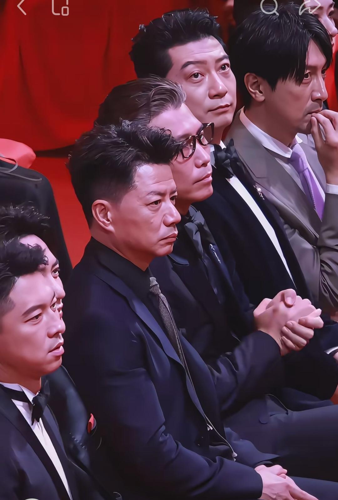 一眼望过去一众法拉利！就他们这帮人这气质，是一般演员所不能比的，果然演正剧的人