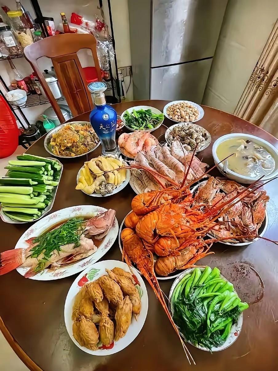 昨天晚上去看望老领导，刚好人家刚把饭菜端上餐桌，说那就一起随便吃点吧！看到这一