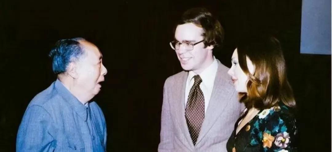 一张珍贵的老照片，值得收藏。1975年12月31日，美国前总统尼克松的女儿朱莉