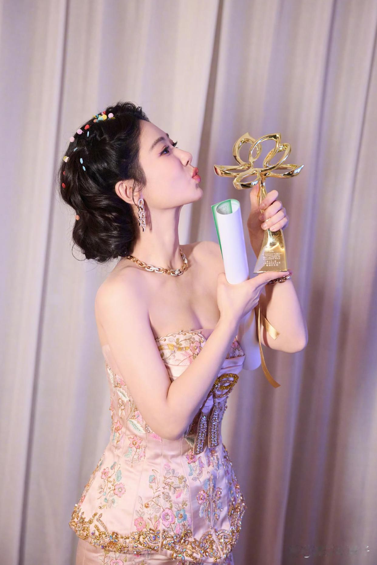 1.关晓彤现在经常被要求去参加相亲局，那些男的优点就是有钱，但长相颜值只有她爸妈