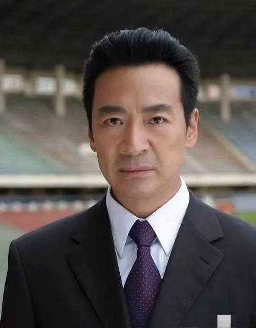 71岁寇振海抱不动53岁儿子了。他53岁得子，如今71岁。儿子青春期，同学面