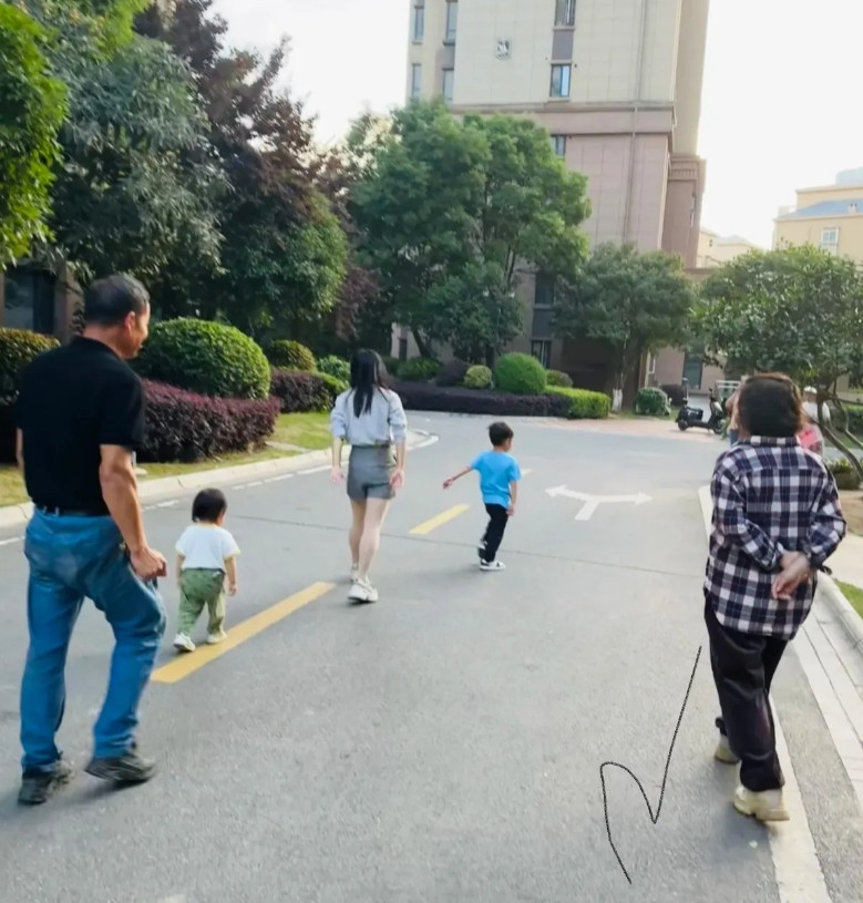 日子怎么可能和谁过都一样嗯？？就比如我和老公还有婆婆，分工的不要太好，婆婆带孩子