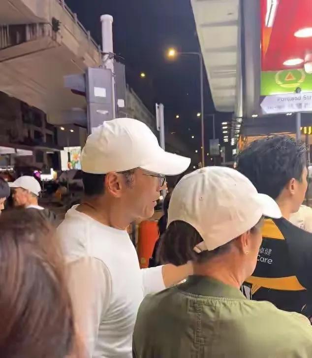 没有前呼后拥没有刻意回避，70岁周润发67岁苗侨伟烧饼店排队最近在香港太子街