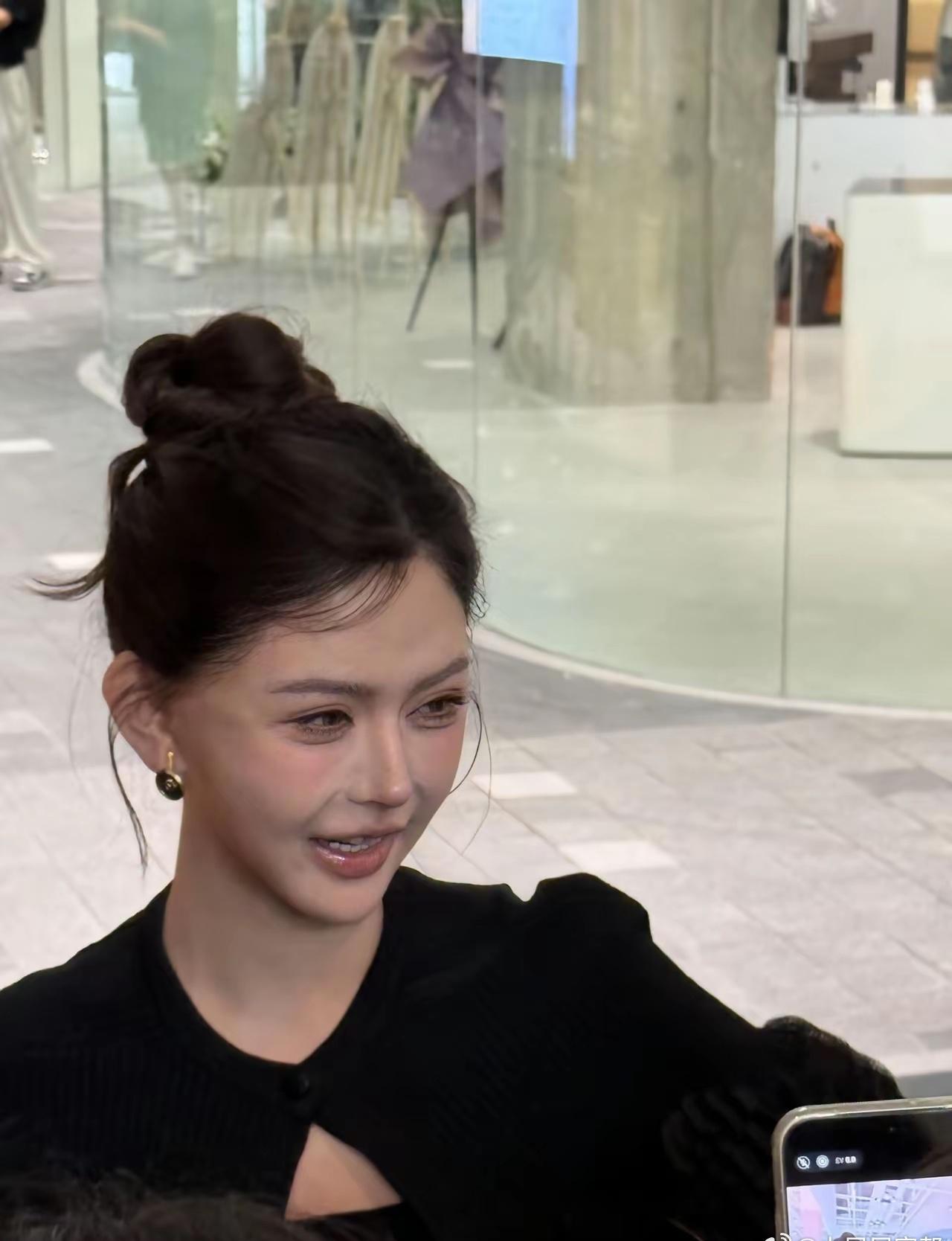 韩安冉又变样了！近日，网友在武汉某商场见到网红韩安冉，当天她穿着黑色上衣，扎着丸