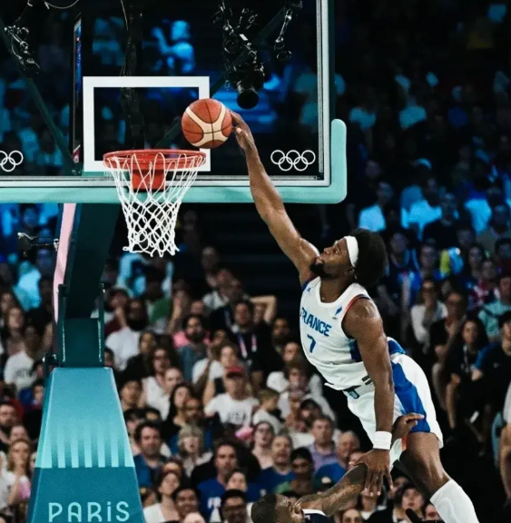 有时候真看不懂NBA球队的选人标准！尼克斯竟然和亚布塞莱签了两年1200