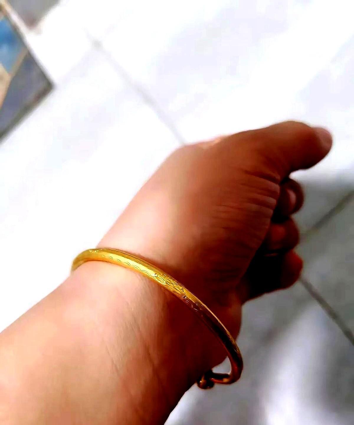 辽宁大连，有一名女子结婚的时候，丈夫给她买了一只45克的金手镯，女子觉得这是丈夫
