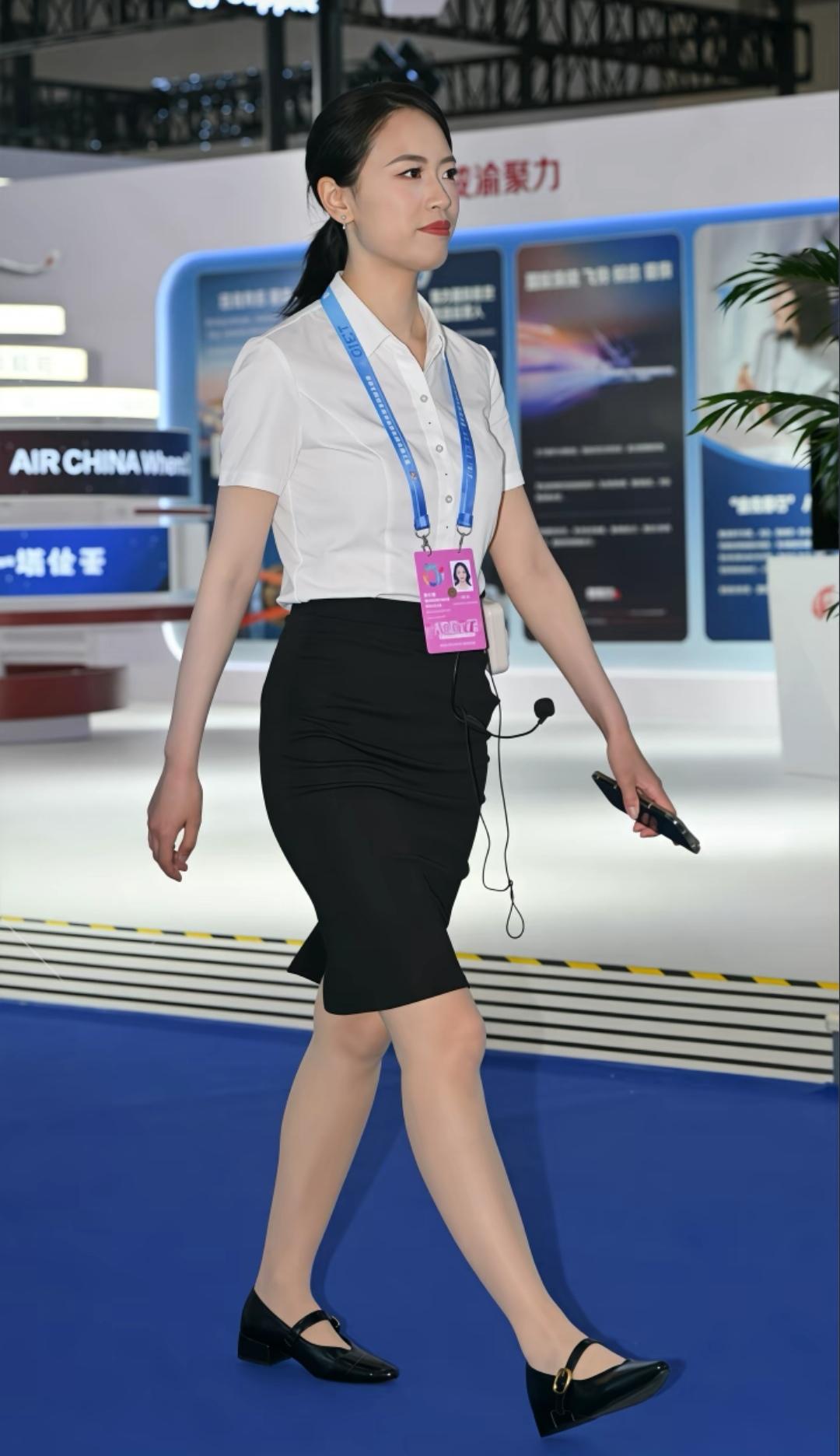 职场小姐姐的优雅穿搭，自信满满！💼✨