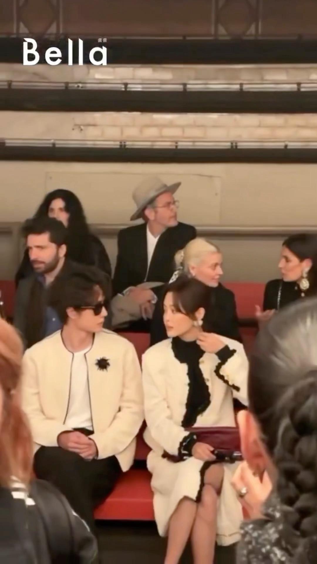 王一博辛芷蕾同框看秀，姐弟俩聊什么呢让我也听听！！👂🏻香奈儿大秀