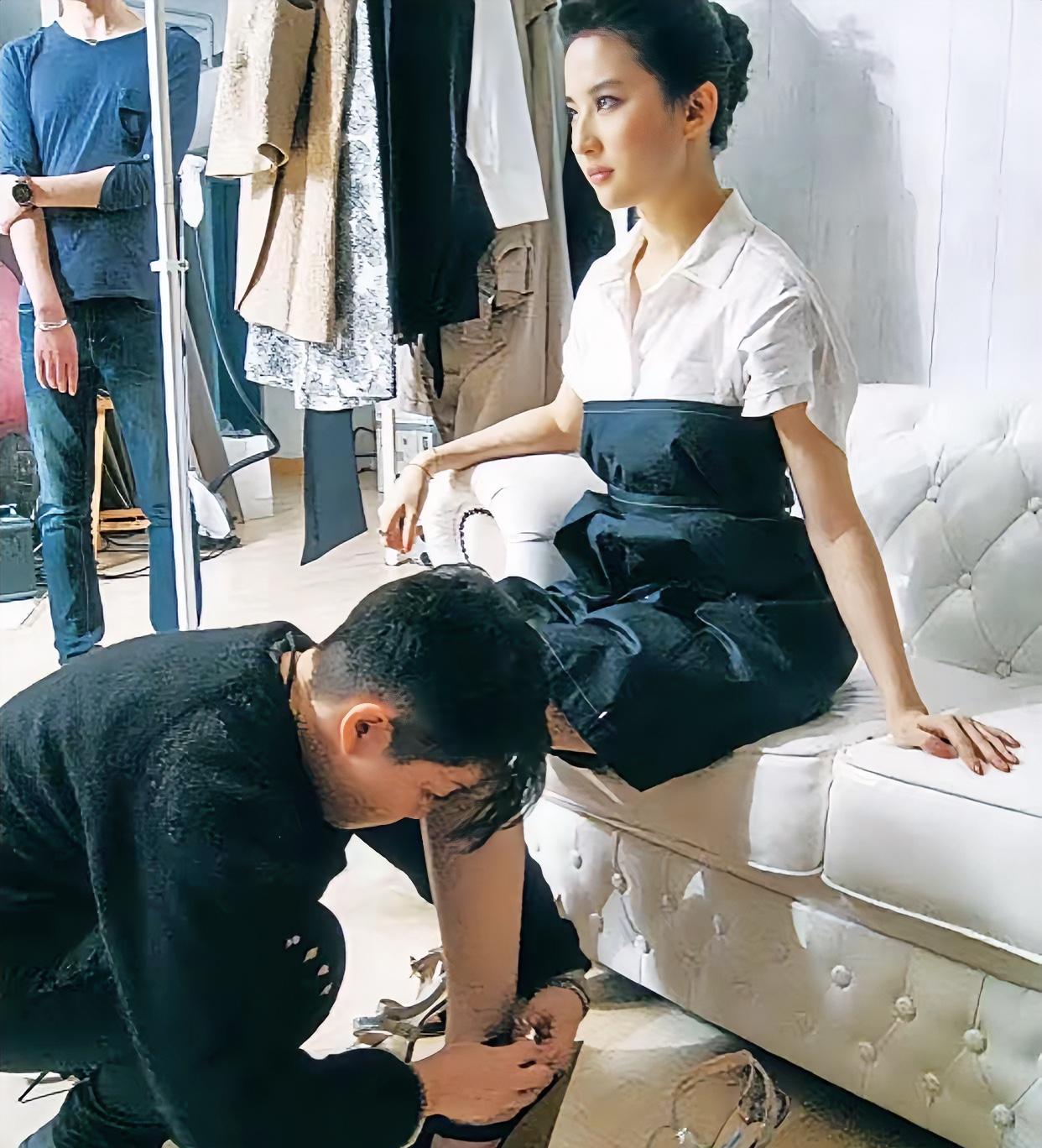 为什么给刘亦菲换鞋的是个男的呢？工资待遇是不是得很高呢？
