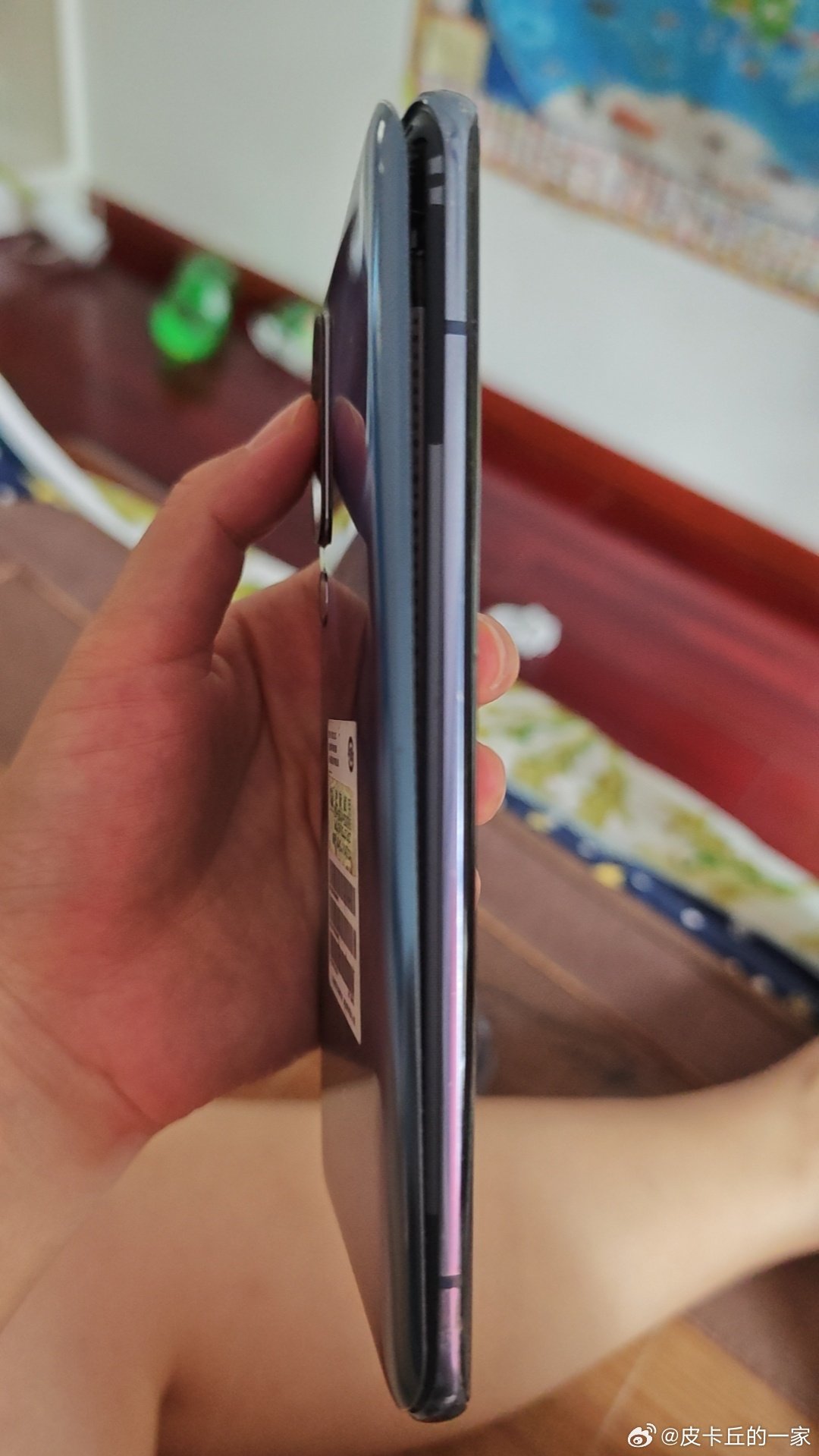 小米10突然发现后壳盖开口了这是怎么了有同款吗？很喜欢很喜欢的手机雷总，还能怎么救一下吗？​