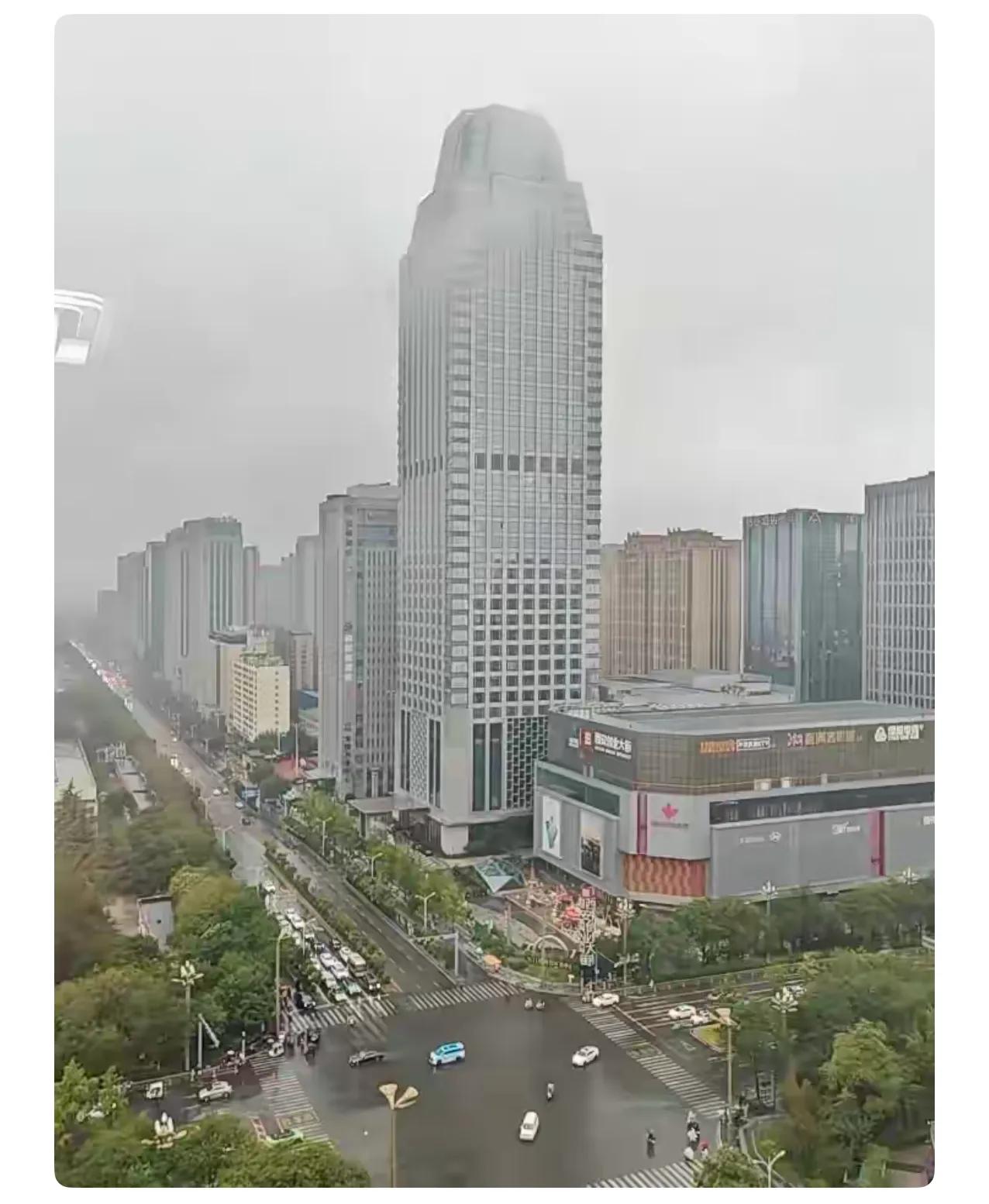 西安下雨了，来儿子家第三天了。儿子大学毕业后留在西安工作，已经六年了。202