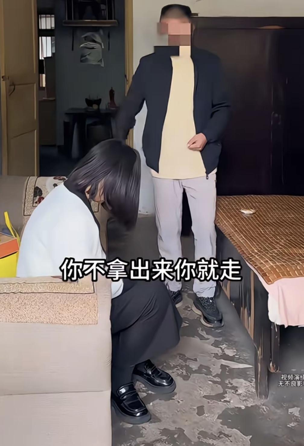 一位姑娘离婚后分到30万存款，她爹非要她全拿去给哥哥买房。姑娘拒绝了，老头儿当场