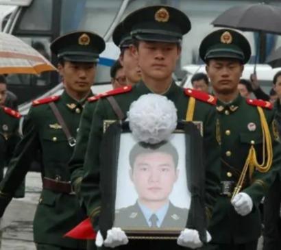 “烈士的命就换来了18个白眼狼！”2010年，24岁民警用生命救出18