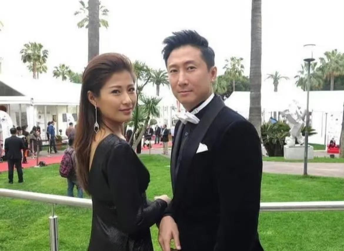 豪门婚姻各玩各的！现在有了现实的模版！港媒爆洪天明周家蔚就是这样，各玩各的，