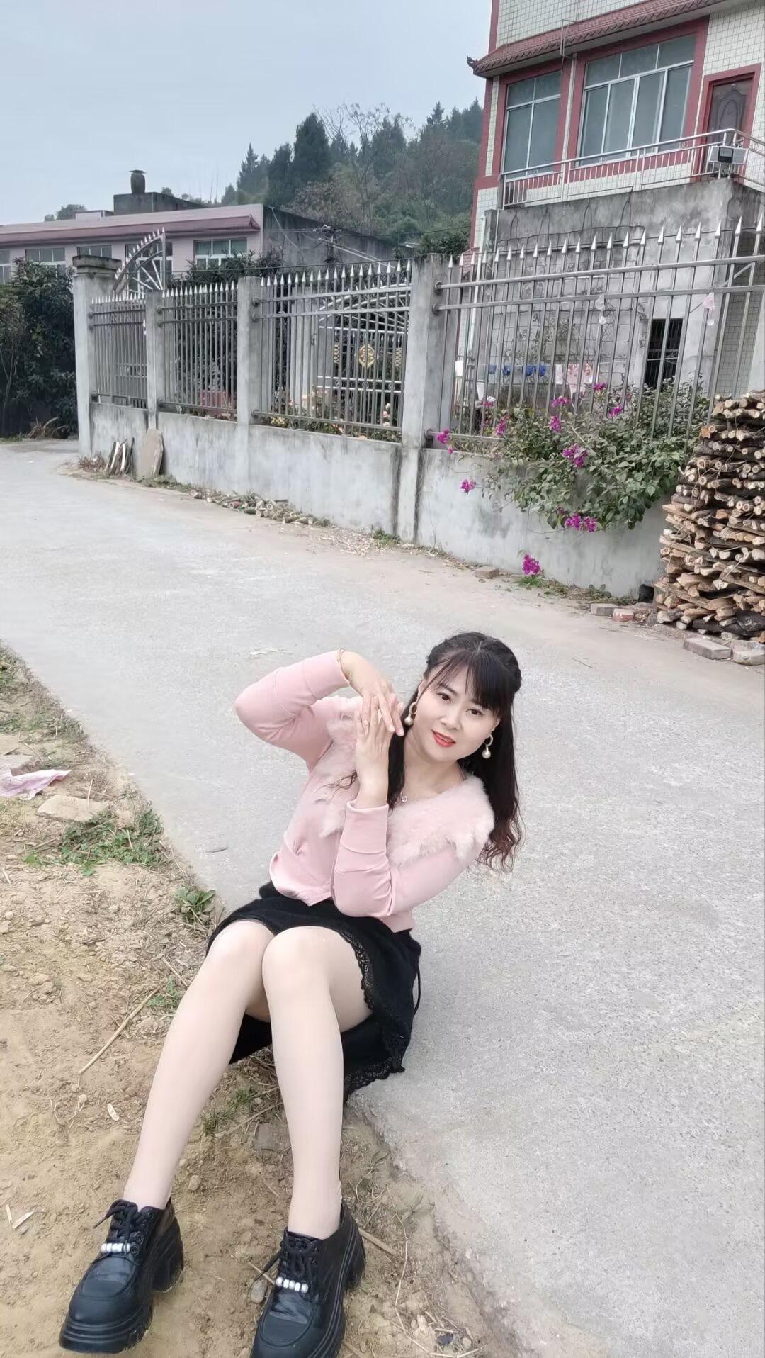 格局打开，你会发现很多事情，根本不配影响你情绪。努力挣钱吧，生活不如意...