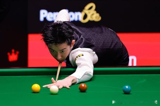 １１：５的局面打成９：７：世锦赛八分之一决赛吴宜泽前两阶段领先塞尔比　　有人