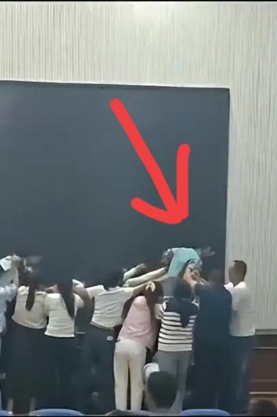 让孩子蒙眼从跪成一排的父母身上踩过事后，先出来发声的是该校某孩子而不是家长