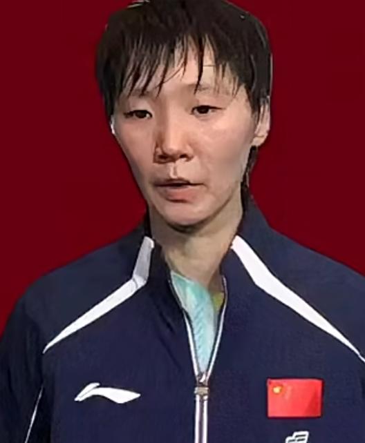 王曼昱从汗水里捞出来的银牌早已超过金牌的光芒!她拖着一身疲惫与伤痛独自守住