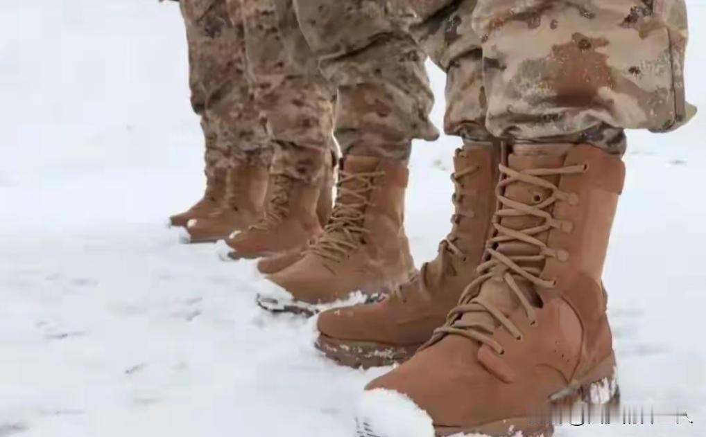 你知道解放军最卷的装备是啥吗？不是枪，也不是夜视仪，而是一双作战靴。千万别小看这