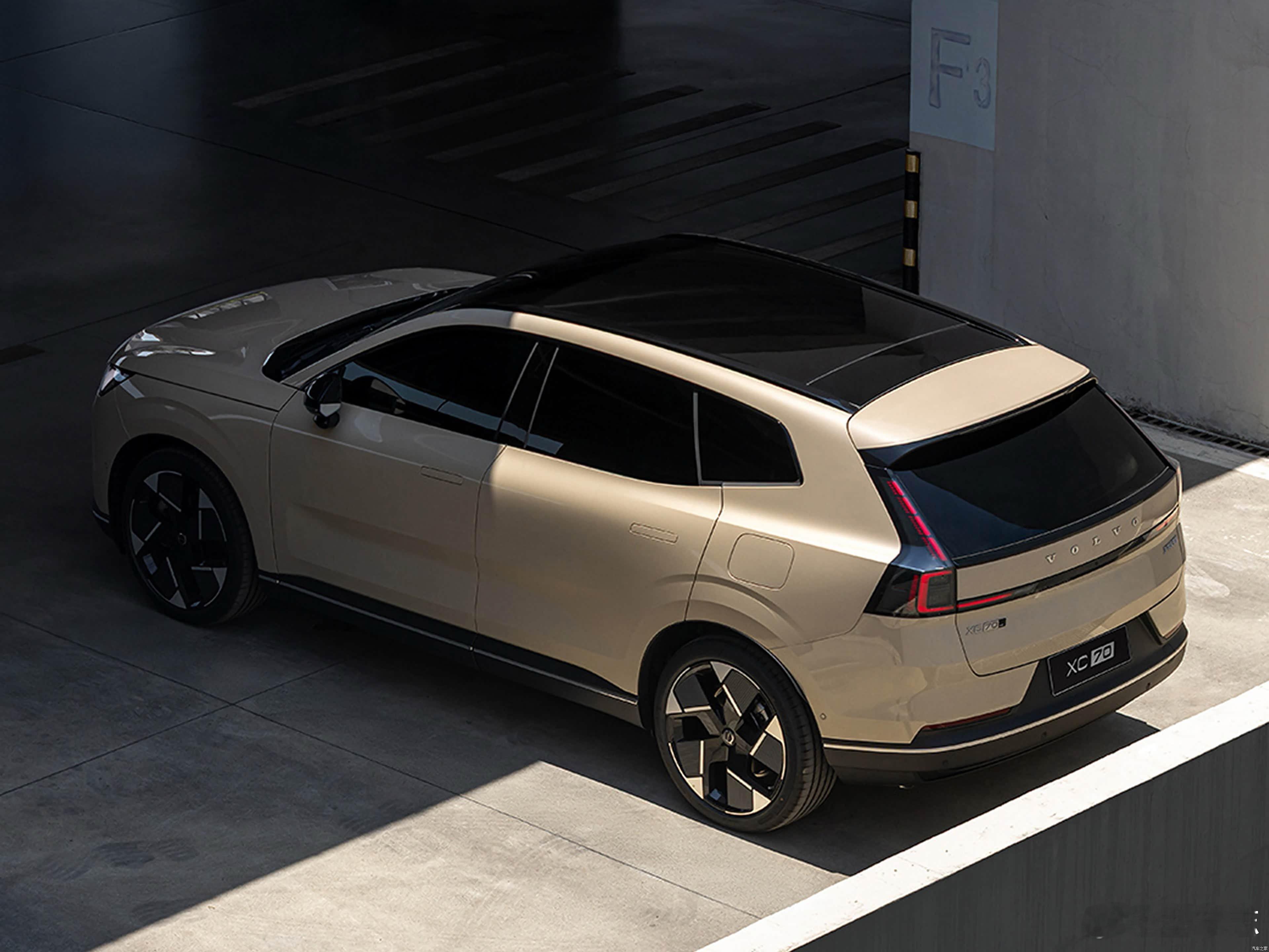 25万买沃尔沃豪华混动XC70把价格打到25万了。先说优势，第一张牌当然还是安全