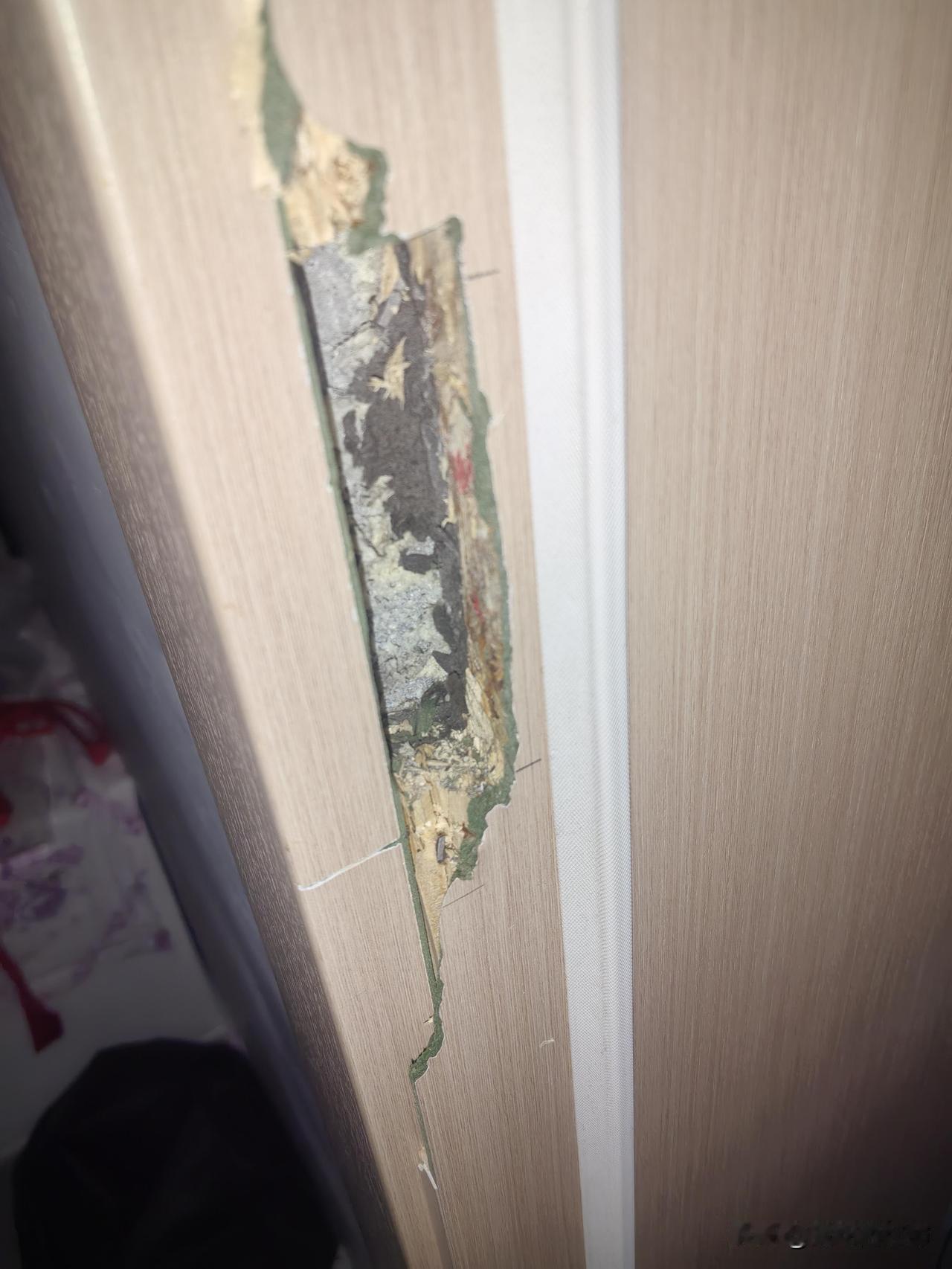 房间锁被父母用刀砍坏了怎么办今天是我生日，昨天和好朋友出去玩，朋友给我画了一个