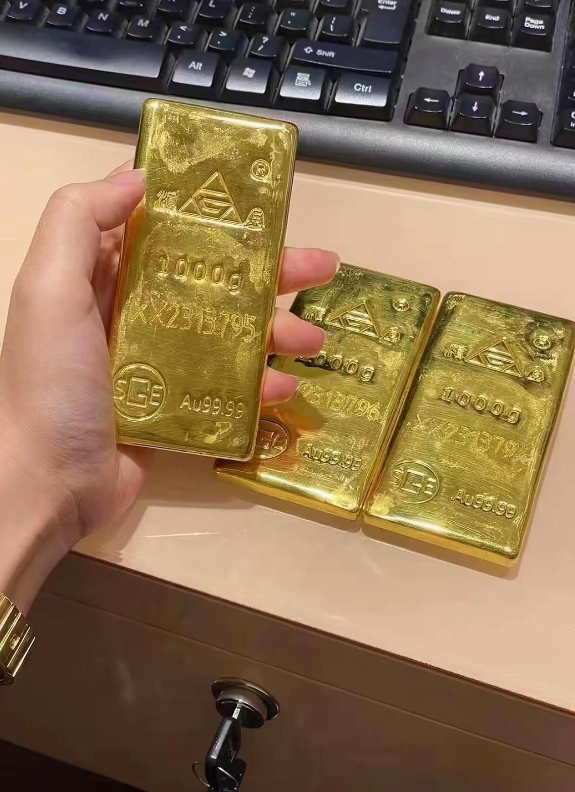 听说，未来黄金会成为奢侈品，单价能到三四千一克。我问老公，要不要囤一点，过几年