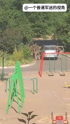 乌克兰尼古拉耶夫市，乌克兰民众拍摄到征兵人员来到了公园成功捕获一名壮丁，在发现无